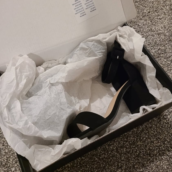 Elegant Black Women's Heels - Picture 3 of 3